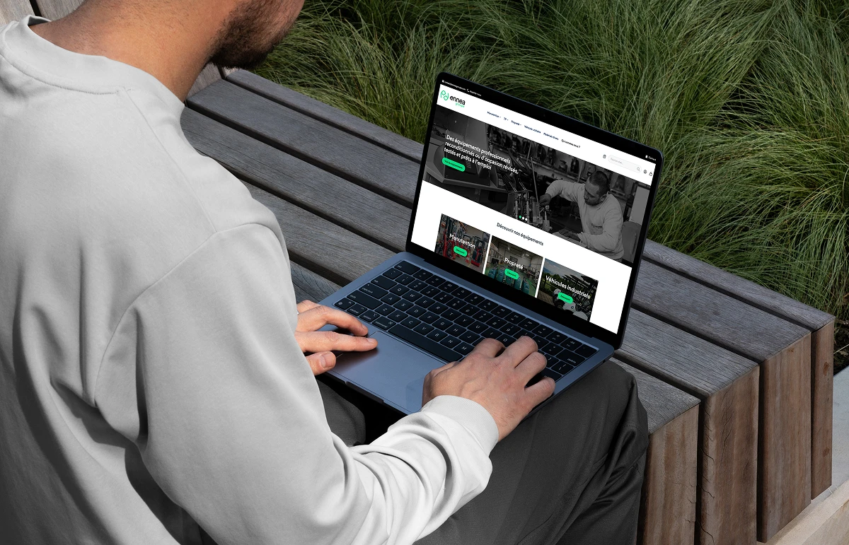 Ordinateur portable avec l'affichage du site Ennea Groupe